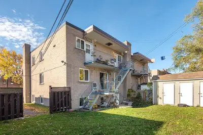 Grand 3 1/2 à Longueuil – 1050 $ / mois Disponible immédiatement– occupation flexible Inclus : * cui...