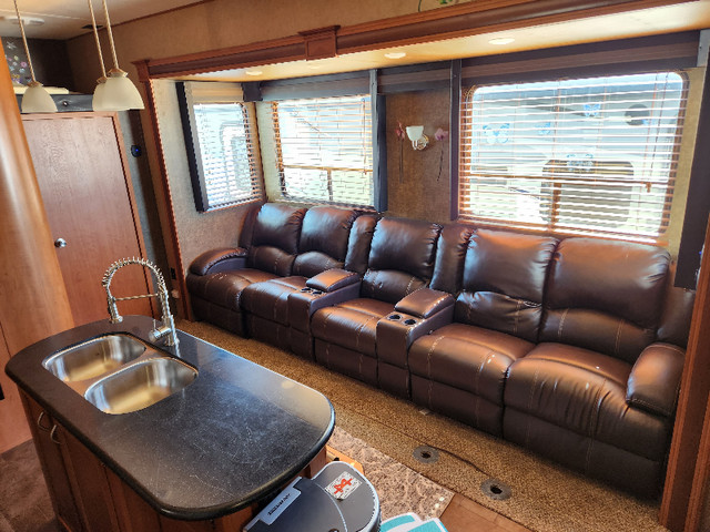 2014 Forest Vengeance 377V Toy Hauler Fifth Wheel offgrid in Travel Trailers & Campers in Saskatoon - Image 3