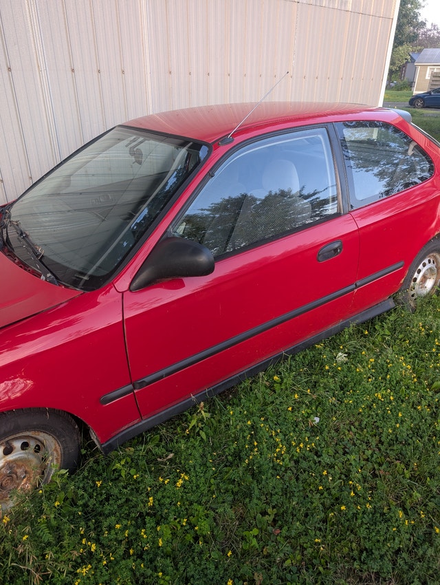 Civic 2000 hatchback pour pièce peut être plaqué si tes motiver