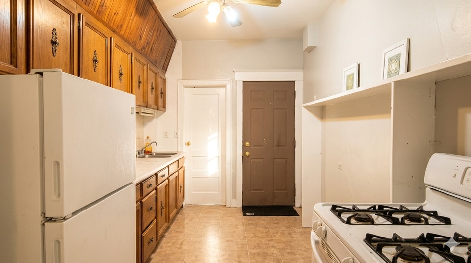 (DOWNTOWN)  Charm 2 Bedrooms Apartmt, Furnished, Spacious,Quiet! 5