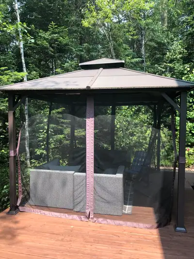 Abri de jardin à toit rigide Style Selections 10 x 12 pi acier galvanisé brun avec moustiquaires. En...