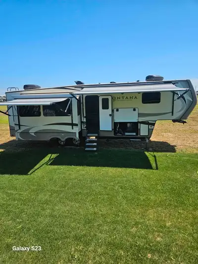 2019 Montana 20th Anniversary Model 33120RL in excellent condition inside and out, used only a few t...