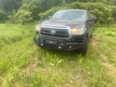 Toyota Tundra a vendre. Vente tel quel. Ne passe pas le safety check. Manque câble de frein d’urgenc...
