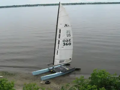 Toutes les composantes de ce superbe catamaran sont en très bonnes conditions. Les bancs ajoutent be...