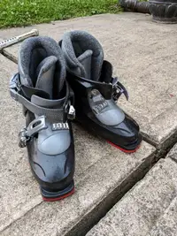 FOR SALE: Kids ski boots