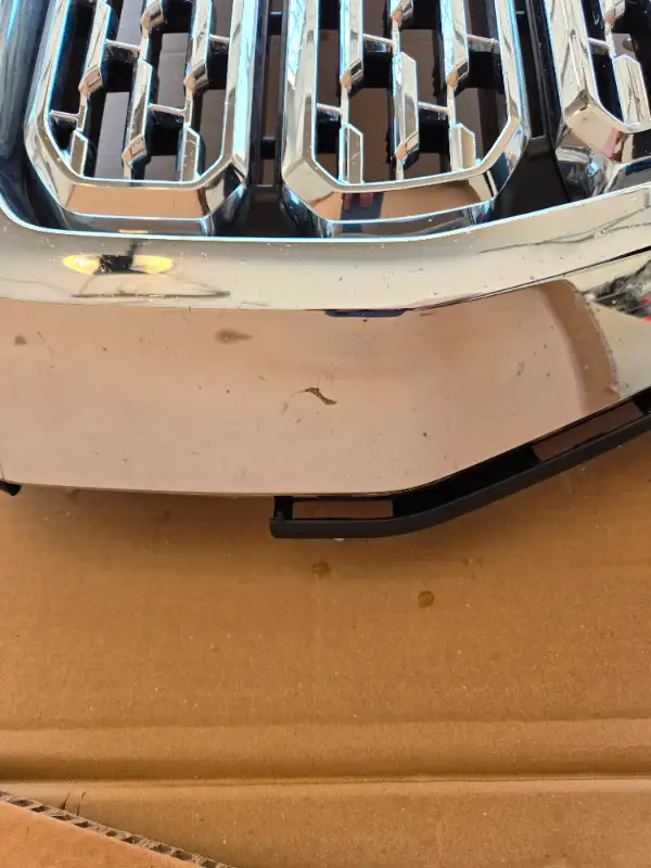 GMC Sierra OEM grille in Auto Body Parts in London - Image 7