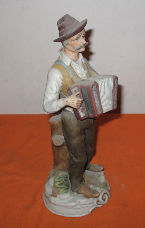 Accordion Player Statue -Austria / Bavarian - Great Condition - in Pianos & Keyboards in Edmonton - Image 4