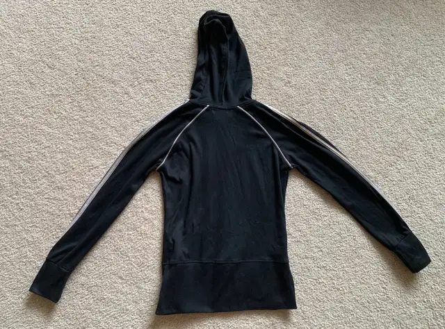 Women’s black zip-up hoodie63009266973057121