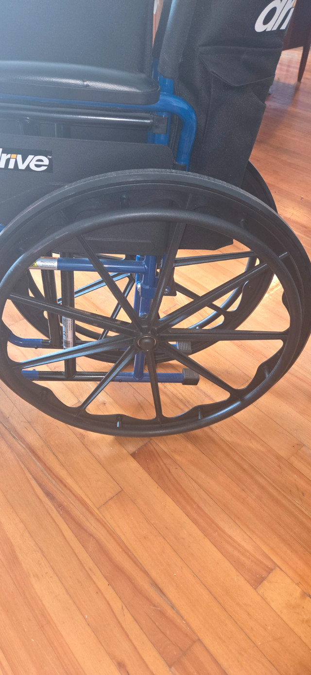 Fauteuil roulant Drive médical bleu état neuf dans Santé et besoins spéciaux  à Ville de Montréal - Image 4