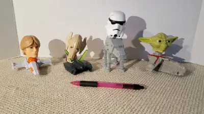 Luke: crincable Grievous: lumière laser Impérial : avance crincable Yoda:son de vaissesu