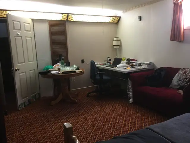 Spacious furnished room closed to subway stn