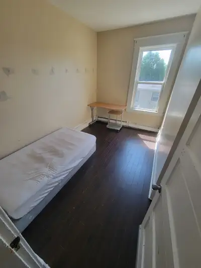 Room available to rent right now.