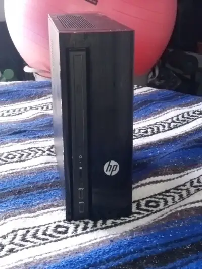 HP Slimline 270 Desktop, avec écran Windows 10 Cf les photos pour les spécifications Ordinateur de b...