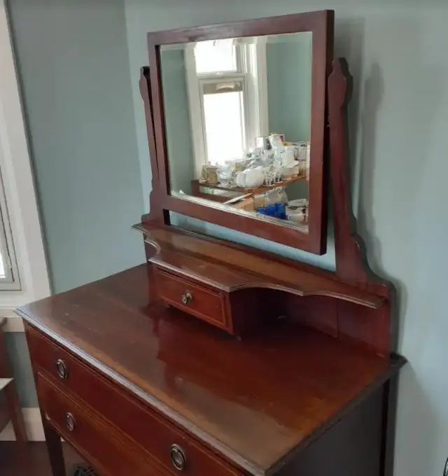 Vintage solid wood dresser dressing table with mirror in Dressers & Wardrobes in Markham / York Region - Image 3