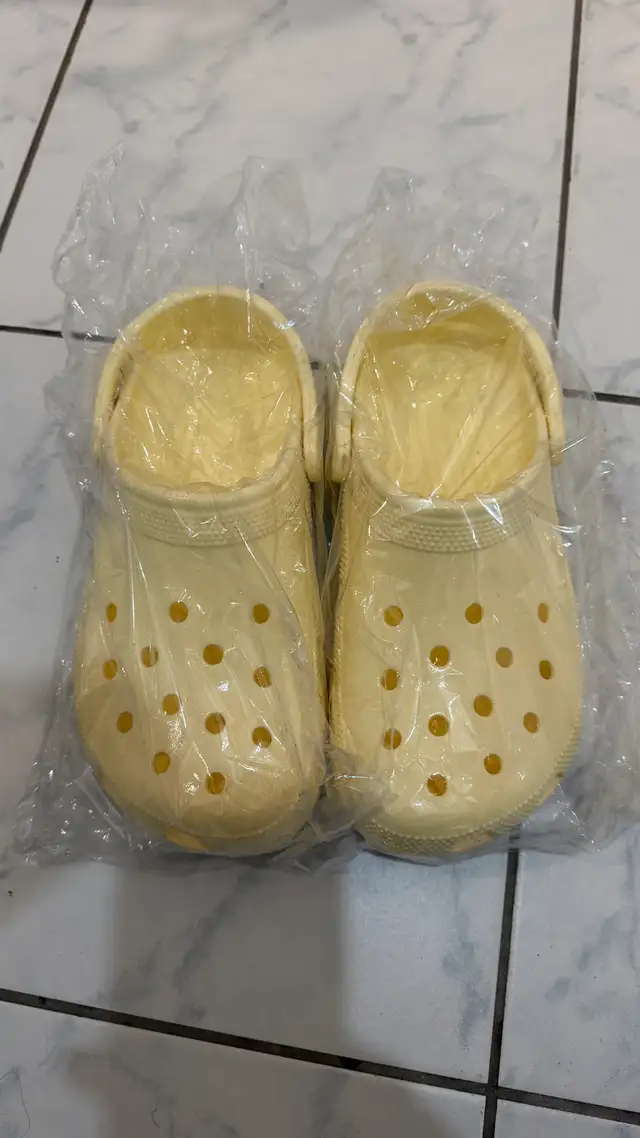 Crocs Classic Clogs – Light Yellow in Women's - Shoes in City of Toronto - Image 2