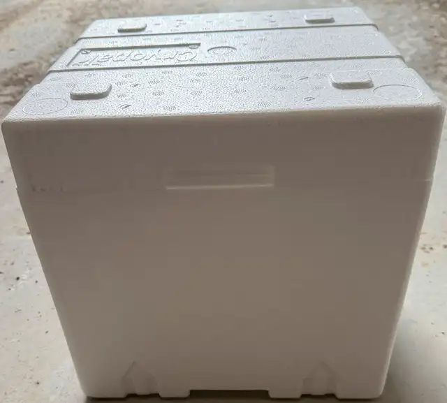 Cryopak Styrofoam Cooler with 4 Gel Ice-Packs dans Outils d'extérieur et entreposage dans Woodstock - Image 3