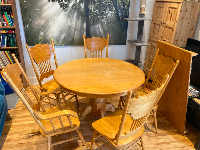Ensemble de table et chaises en chêne dans Mobilier de salle à manger et cuisine  à Ville de Montréal