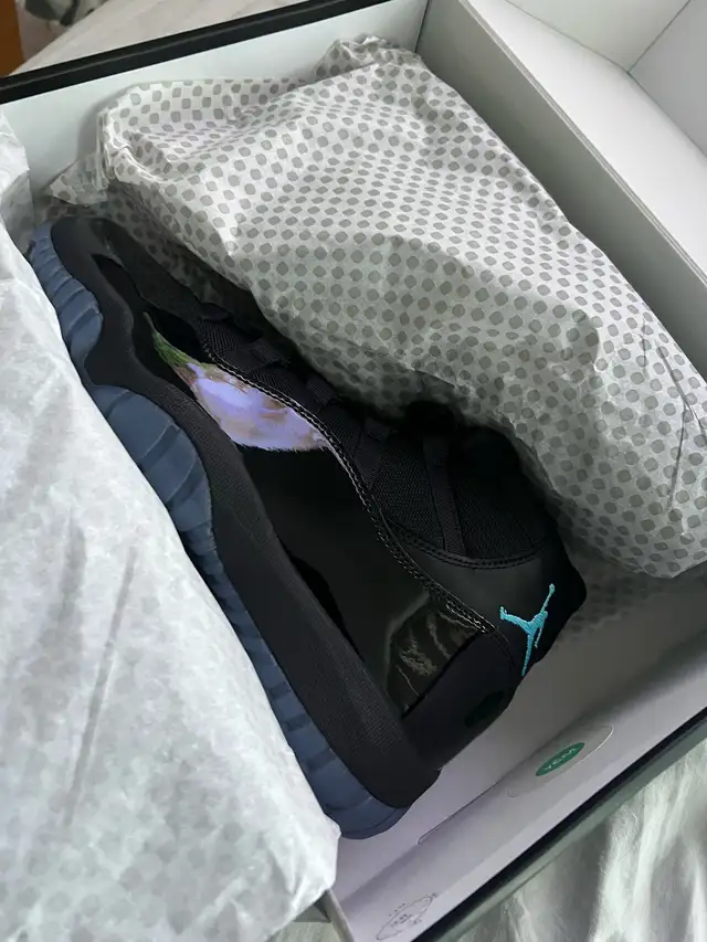 Jordan 11 Gammas 10.5 in Men's Shoes in City of Toronto - Image 3