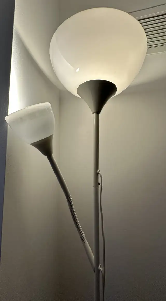 Standing lamp for sale 20 $ in Indoor Lighting & Fans in City of Toronto - Image 2