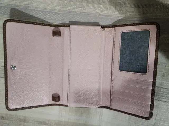 Roots Medium Trifold Clutch wallet brown pebbled leather in Women's - Bags & Wallets in Ottawa - Image 3