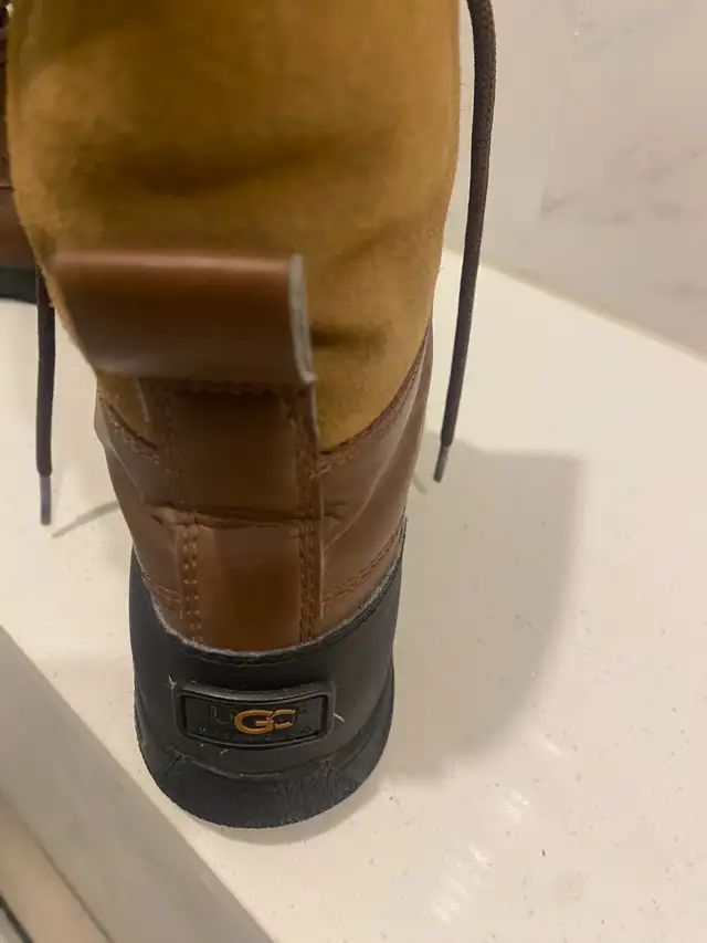 UGGS WINTER WATERPROOF BOOTS SIZE 4 in Kids & Youth in Markham / York Region - Image 5