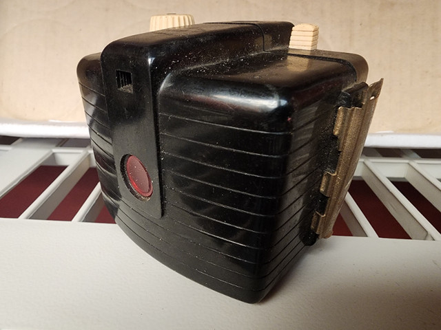 Kodak Brownie Bullet Camera Very Rare ColectablePortable Camera in Cameras & Camcorders in Windsor Region - Image 4