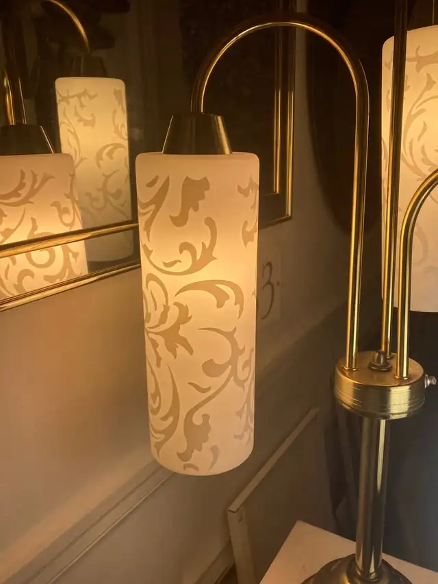 Mid Century Table Lamp with BRAND NEW Opaque Damask Glass Shades in Indoor Lighting & Fans in City of Montréal - Image 6