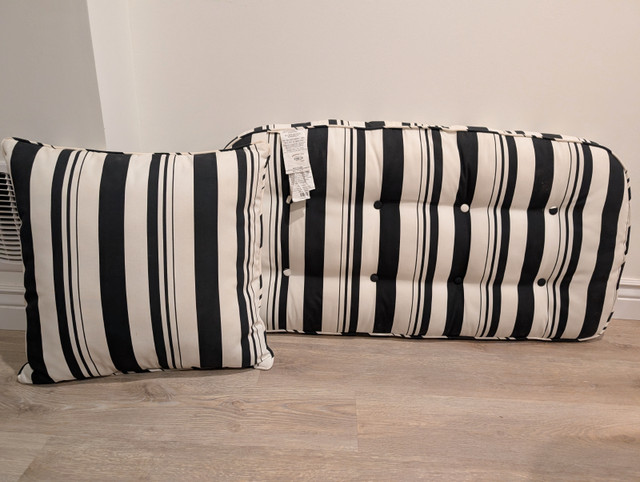 Cushion loveseat & pillow (Ext)- Blk & wht stripe (Never used) in Outdoor Décor in Cambridge - Image 2