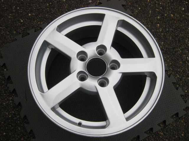 1 Genuine Volvo 70 series 15X6.5 ET43 rim in superb condition in Tires & Rims in Delta/Surrey/Langley