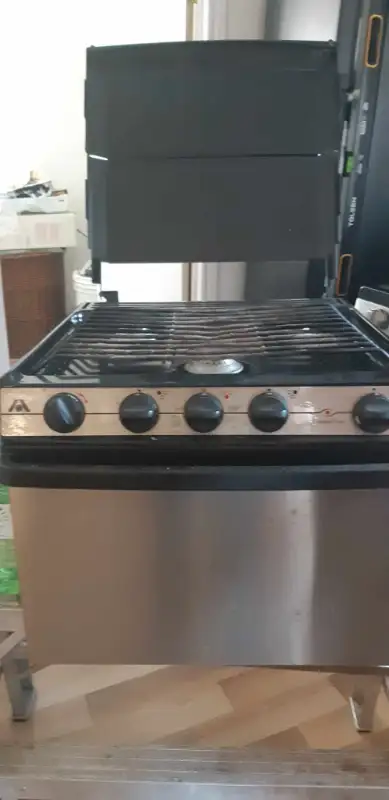 Poele au propane avec four, pour chalet ou roulotte, en très bonne condition, appeler au 819-239-625...