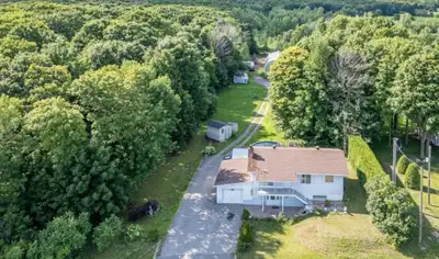 Superbe fermette située à Saint-Lin-Laurentides , offrant un terrain de 59 000 pieds². La propriété...