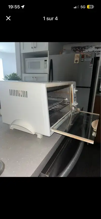 Petit four usagé, bien entretenu et fonctionnel. Chauffe bien, idéal pour pizzas, toasts et petits p...