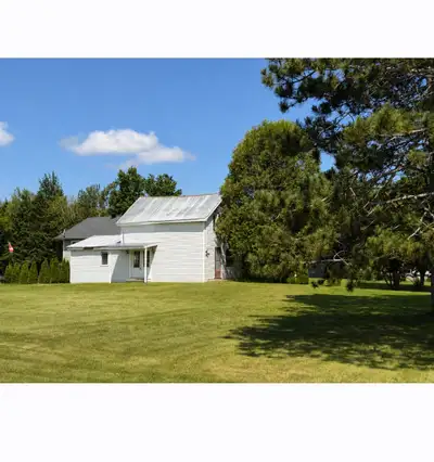 This cute little fully renovated 2-bedroom house sits on 72 acres of land & is only 25 mins to Ottaw...