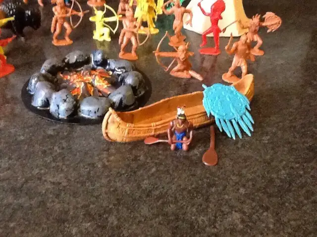 NORTH AMERICAN PLASTIC INDIANS X 20 PLUS ALL THE EXTRAS in Toys & Games in London - Image 6