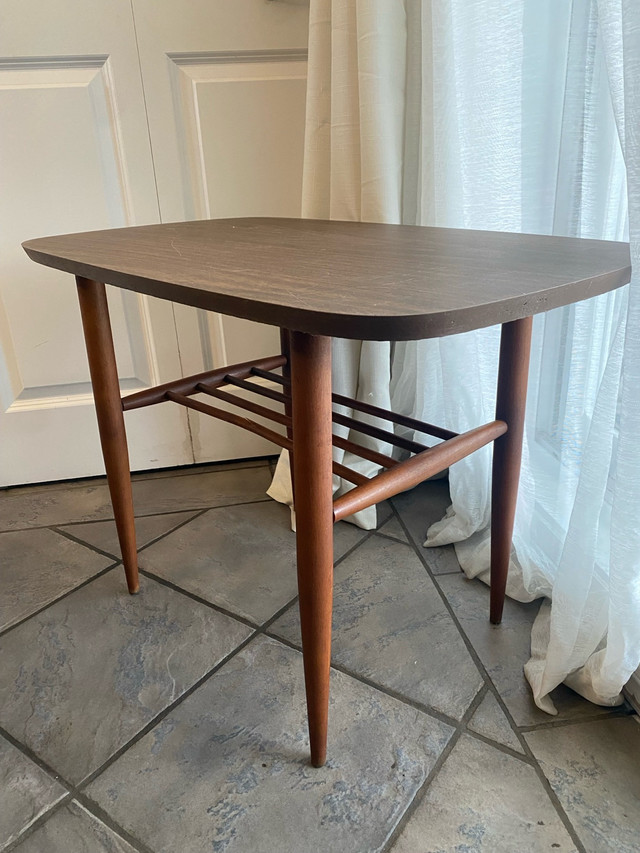 Mid-Century scandinavian style side table  dans Tables basses  à Ville de Montréal - Image 4
