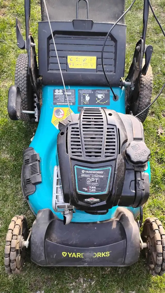 Lawnmower Yardwork self-propelled 1 pull start in Lawnmowers & Leaf Blowers in London - Image 10
