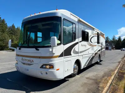 34’ 2005 Damon Astoria Freightliner chassis Air brakes (air brake endorsement needed) 24v Cummins Di...