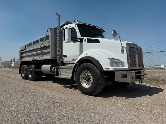 2020 Kenworth T880 Gravel/Dump Truck in Heavy Trucks in Terrace - Image 3