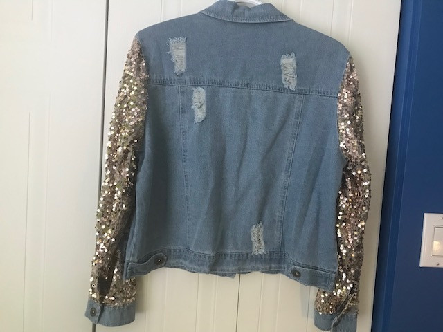 Blouson en jean effiloché avec manches en paillettes dans Femmes - Hauts et vêtements d'extérieur  à Saguenay - Image 3