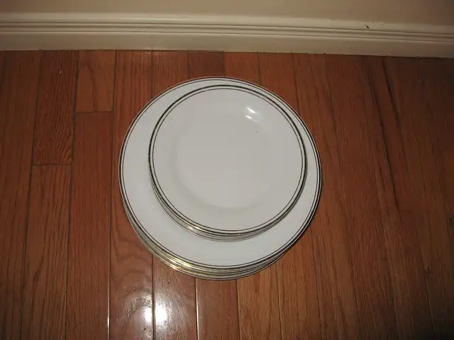 White Dinnerware Sets / Plates with Gold Rim / Flatware in Kitchen & Dining Wares in City of Toronto - Image 8