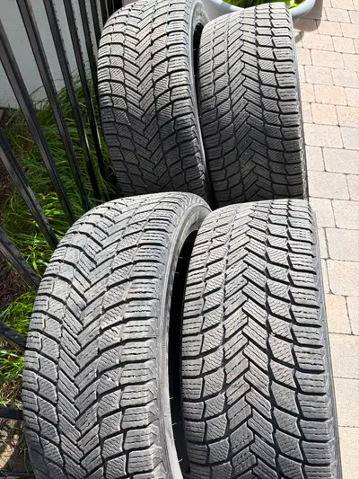 4 pneu hiver michelin 20 pouces , pour volkswagen ID4 , 2 x 235/50R20 et 2 x 255/45R20 , tres peu d...