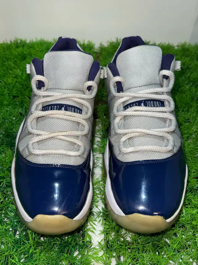 Size 9.5 - Air Jordan 11 Retro Low Georgetown in Men's Shoes in Mississauga / Peel Region - Image 6