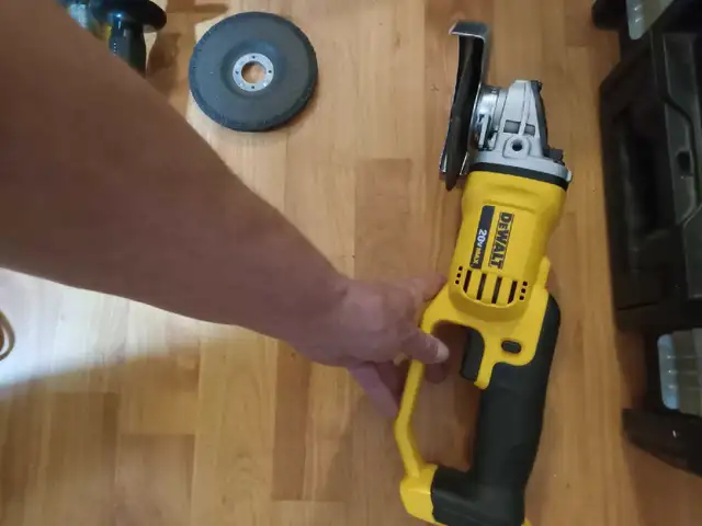 coffre dewalt avec plusieurs outils in Power Tools in Laval / North Shore - Image 8