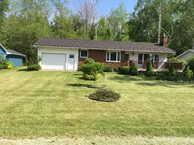 3 bedroom cottage/house on lake Huron near Forest, Lambton Shores ON. 25 km from Sarnia. Area called...