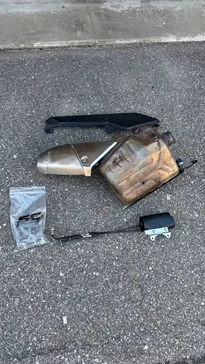 Selling the stock exhaust system from my 2016 Triumph Daytona 675. This exhaust is in used like new...