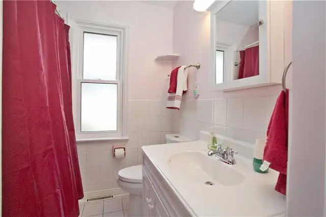 3-Bedroom Main-Floor Bungalow – Oshawa in Long Term Rentals in Oshawa / Durham Region - Image 3