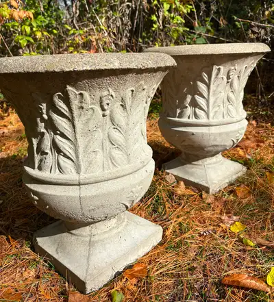 2 Jardinières anciennes en ciment avec trou d’égouttement, View more