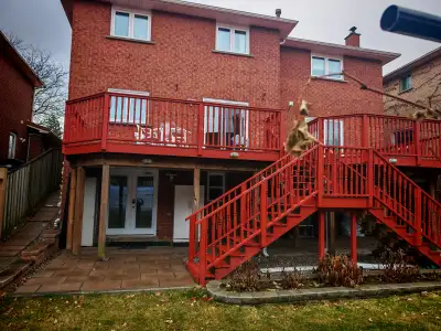 A furnished, freshly renovated ensuite room in a detached house is now available for rent near Squar...