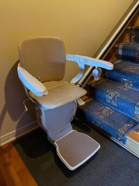 Chaise d'escalier droit Stannah - 14 marches - Capacité 360lbs