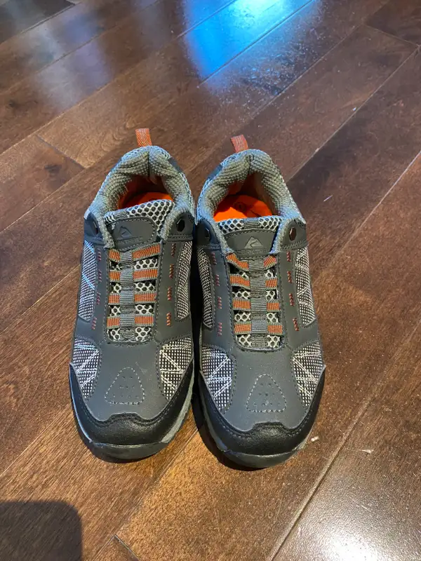 Selling brand new boy runners - Size 1 in Kids & Youth in St. Albert - Image 3